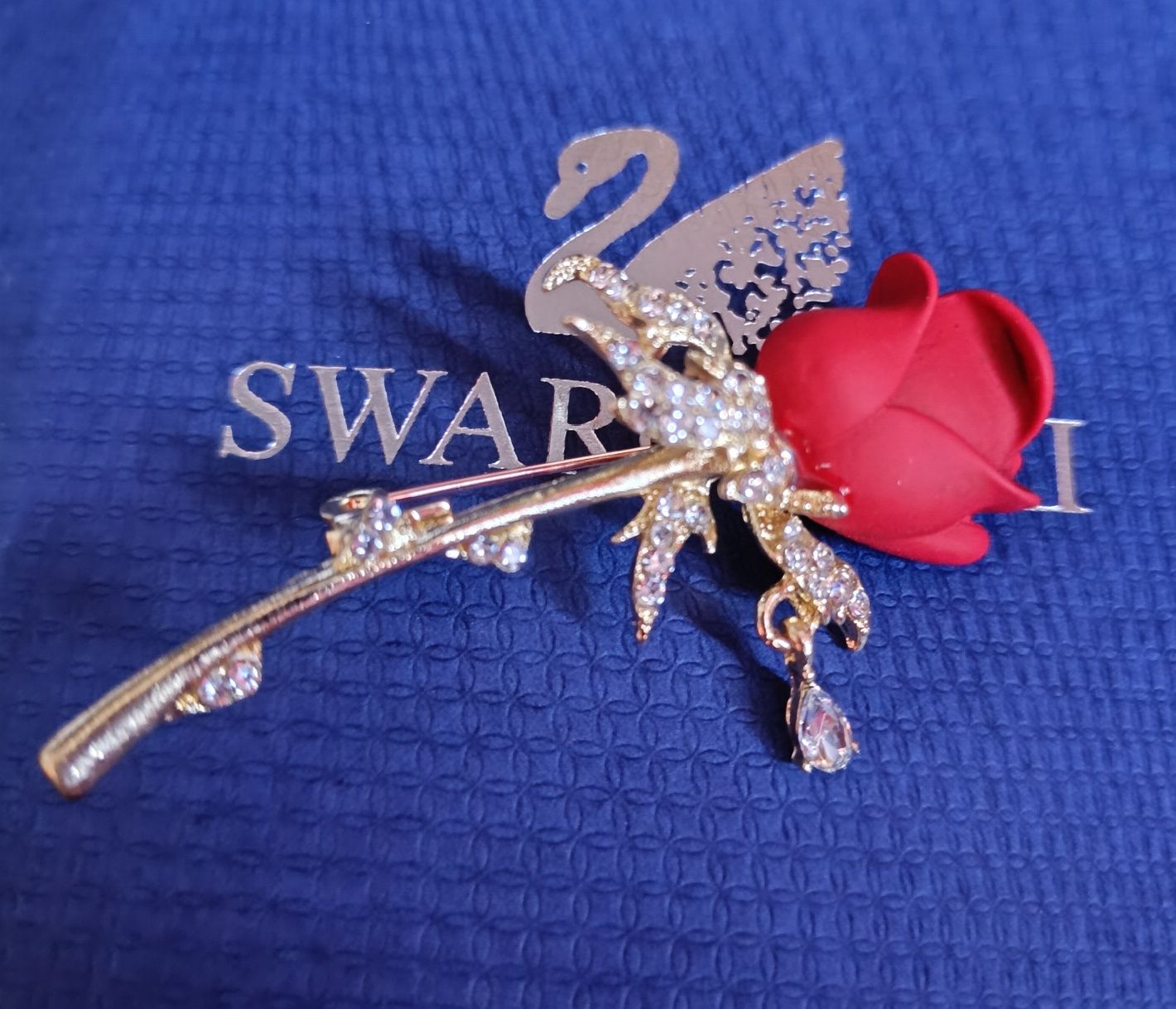 Nowa broszka róża z charmesem kryształki swarovskiego