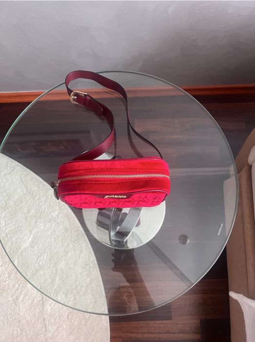 Сумка Guess червона.