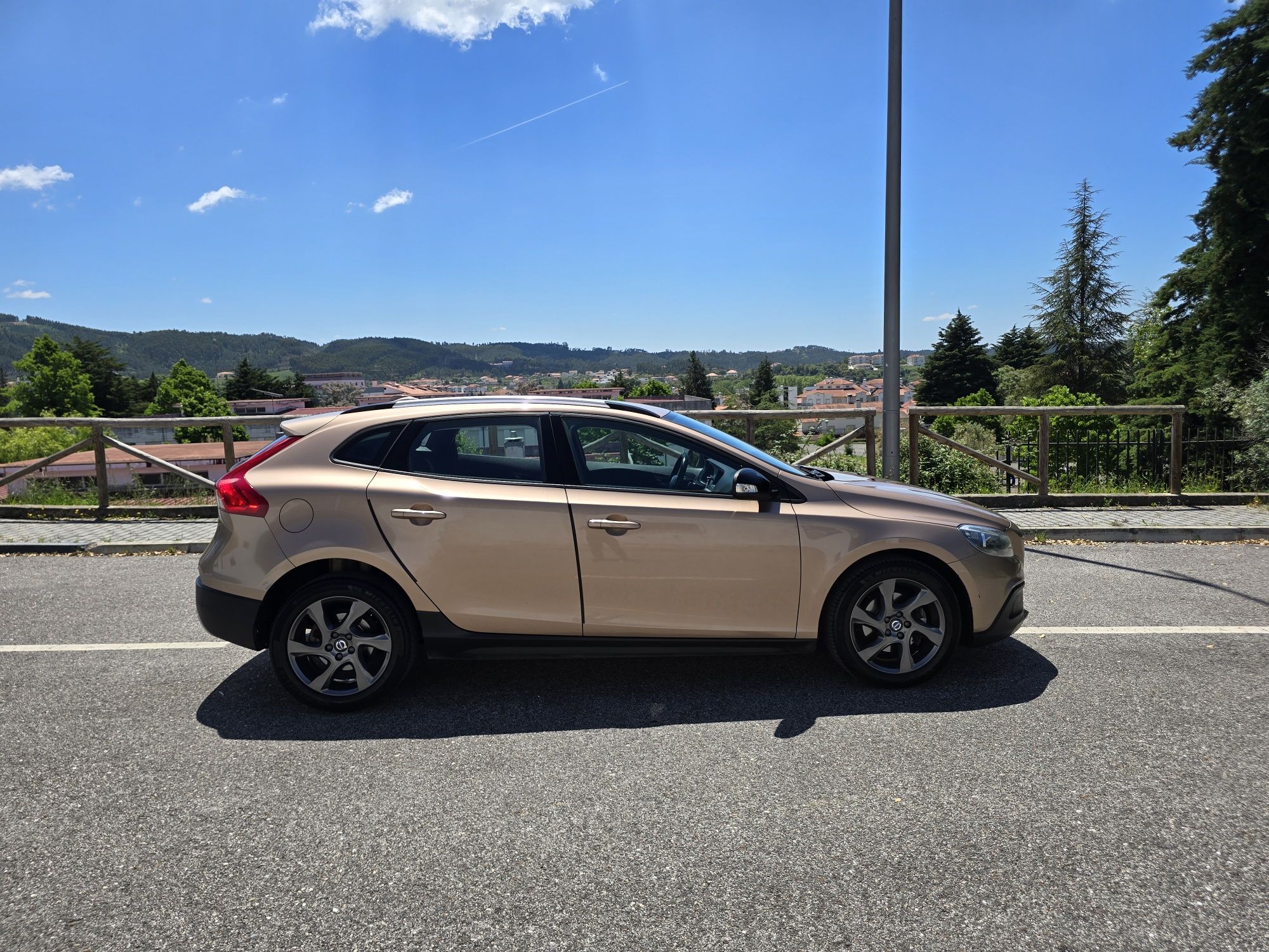 Volvo V40 1.6 D2 Cross Country 115cv Nacional 1 Dono Revisões na Marca