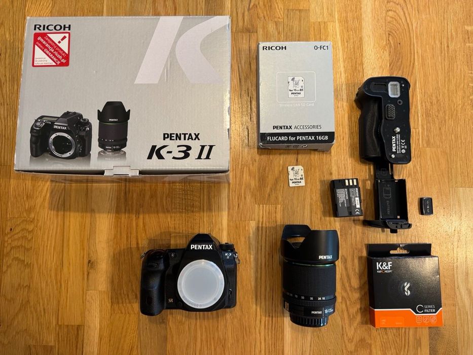 Pentax K3II + grip Pentax + Pentax 18-135 DC WR + kart SD Ricoh O-FC1
