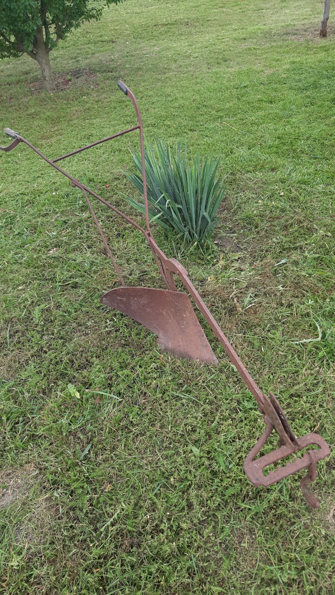 Pług konny 1 skibowy+2 konewki i kanka.