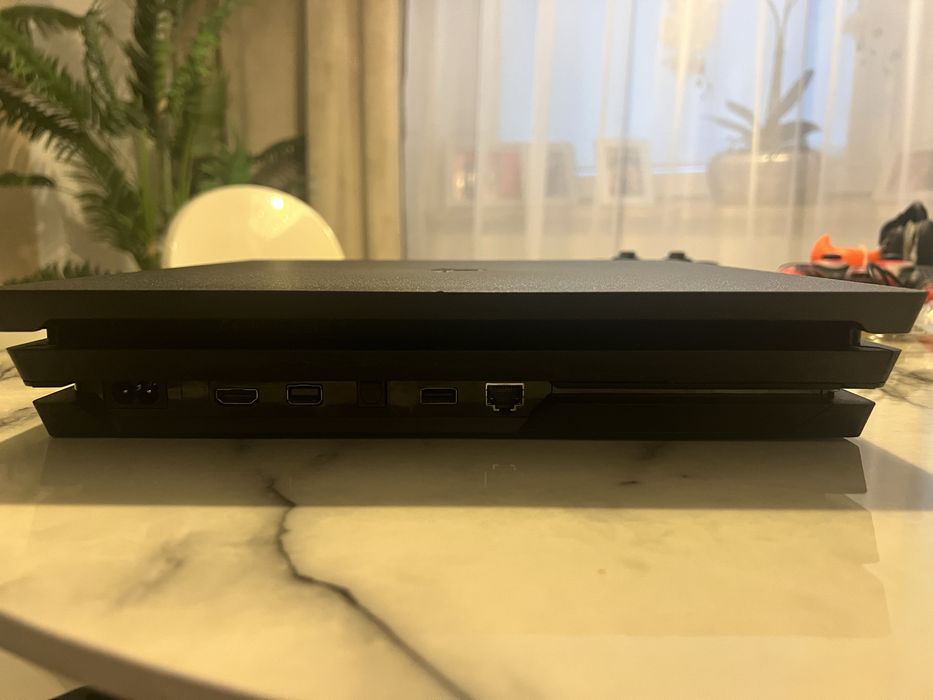 PlayStation 4 Pro w wersji CUH-7216B + dodatki