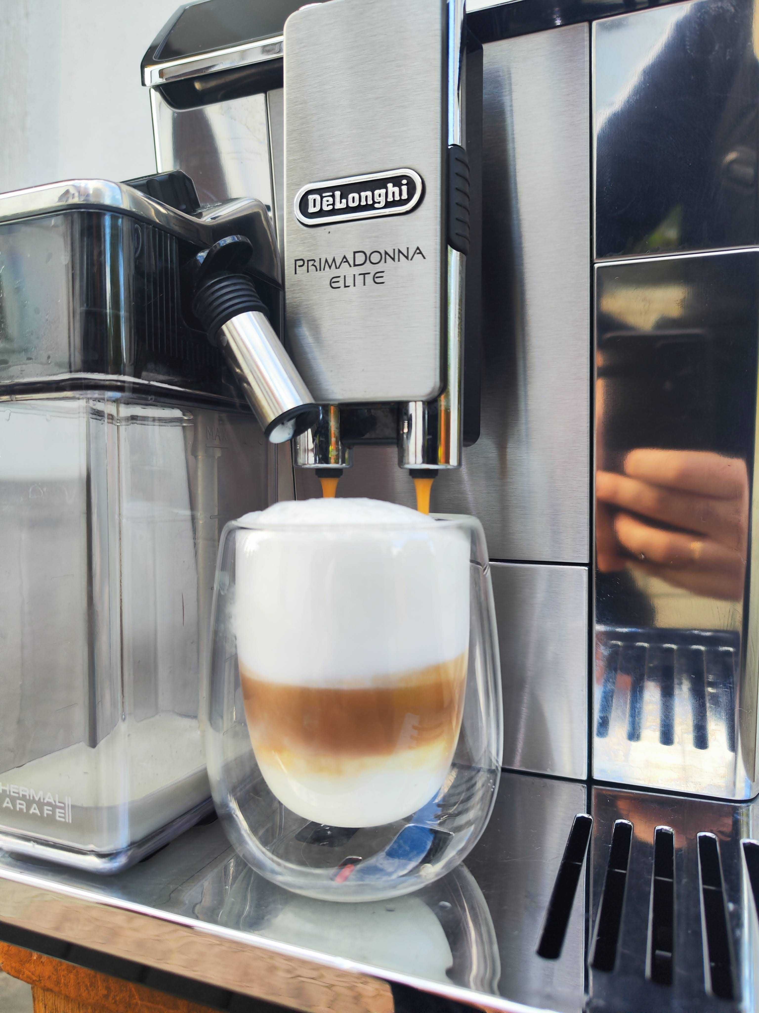 Кавомашина DELONGHI Primadonna Elite ECAM 650.75 з гарячим шоколадом