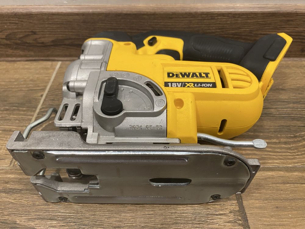 Лобзик DeWalt DCS331