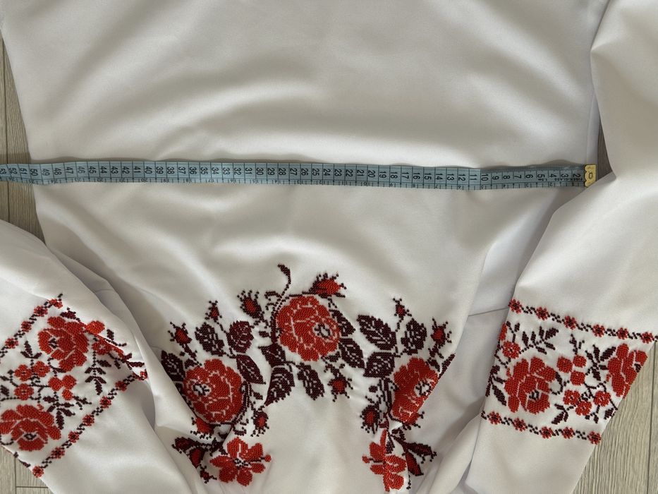 Вишиванка жіноча ручної роботи вишита бісером. Розмір S-M.