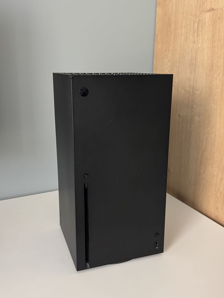 Konsola Xbox Series X + 2 pady