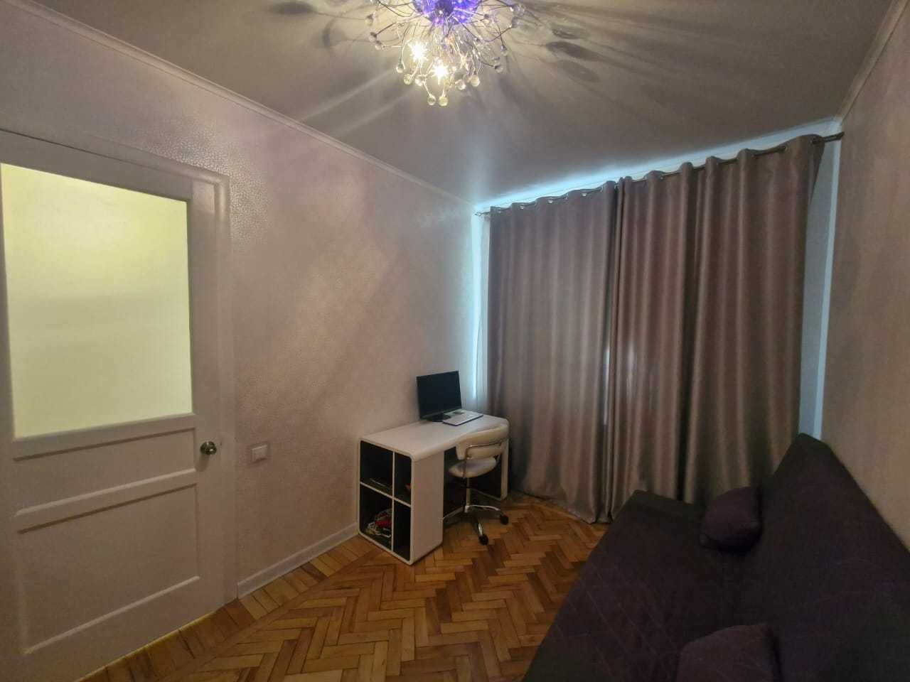 Центре Продам трехкомнатную сталинку на Пастера
