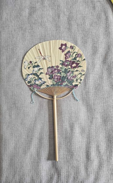 Leque japonês com cabo de madeira
