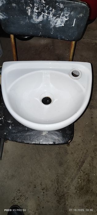 Сантехніка. Унітаз, умивальник.