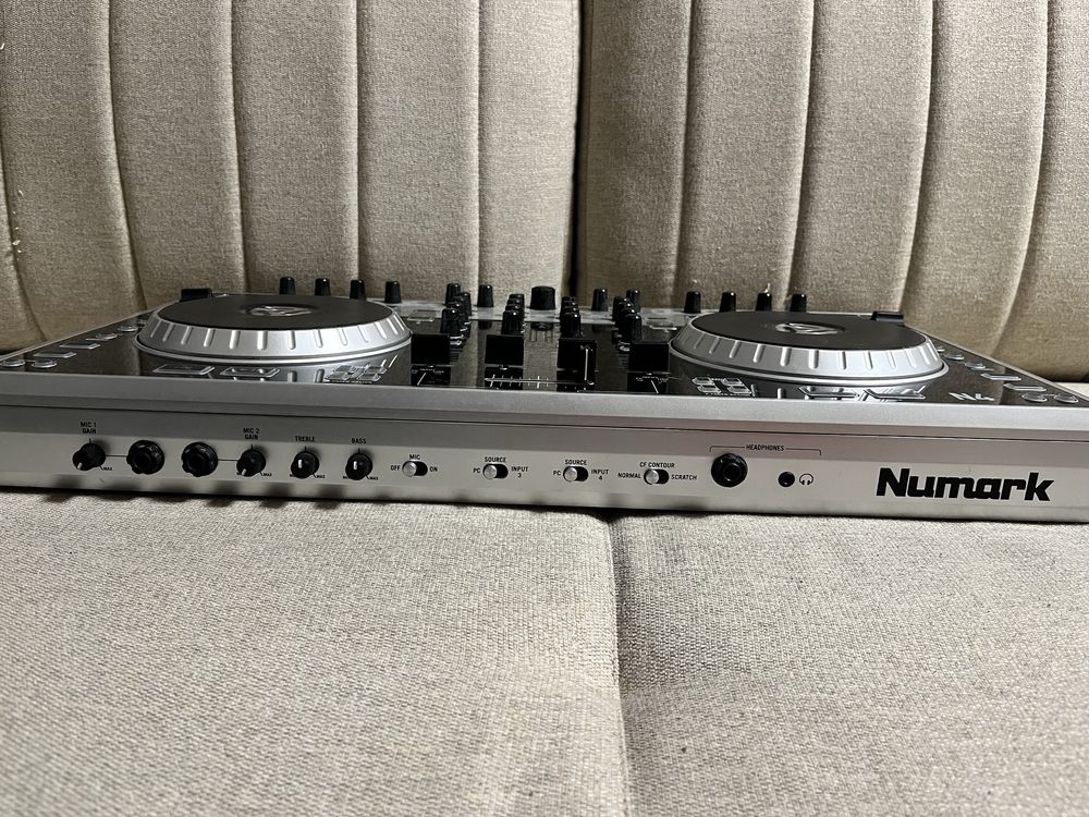 Numark N4 DJ kontroler