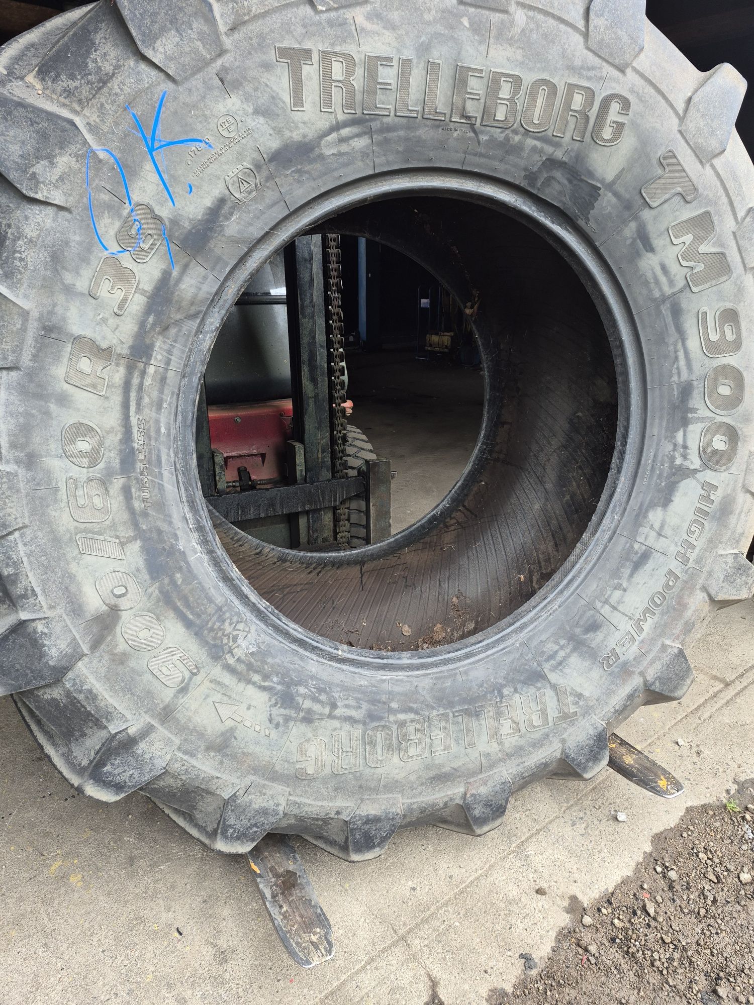 Opony 900 /60R 38 Treleborg.