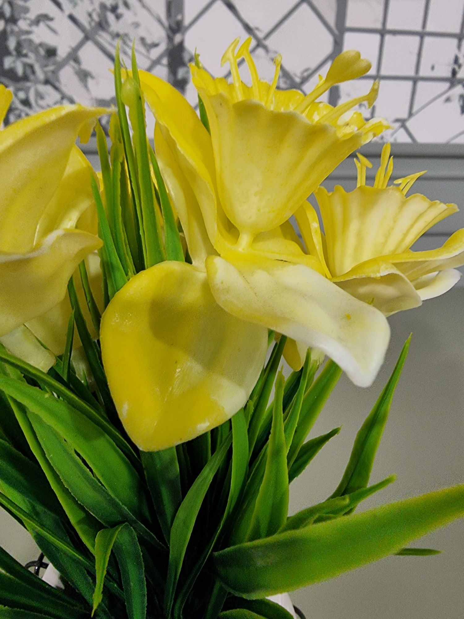 Sztuczne kwiaty żonkile żółte w ceramicznej doniczce