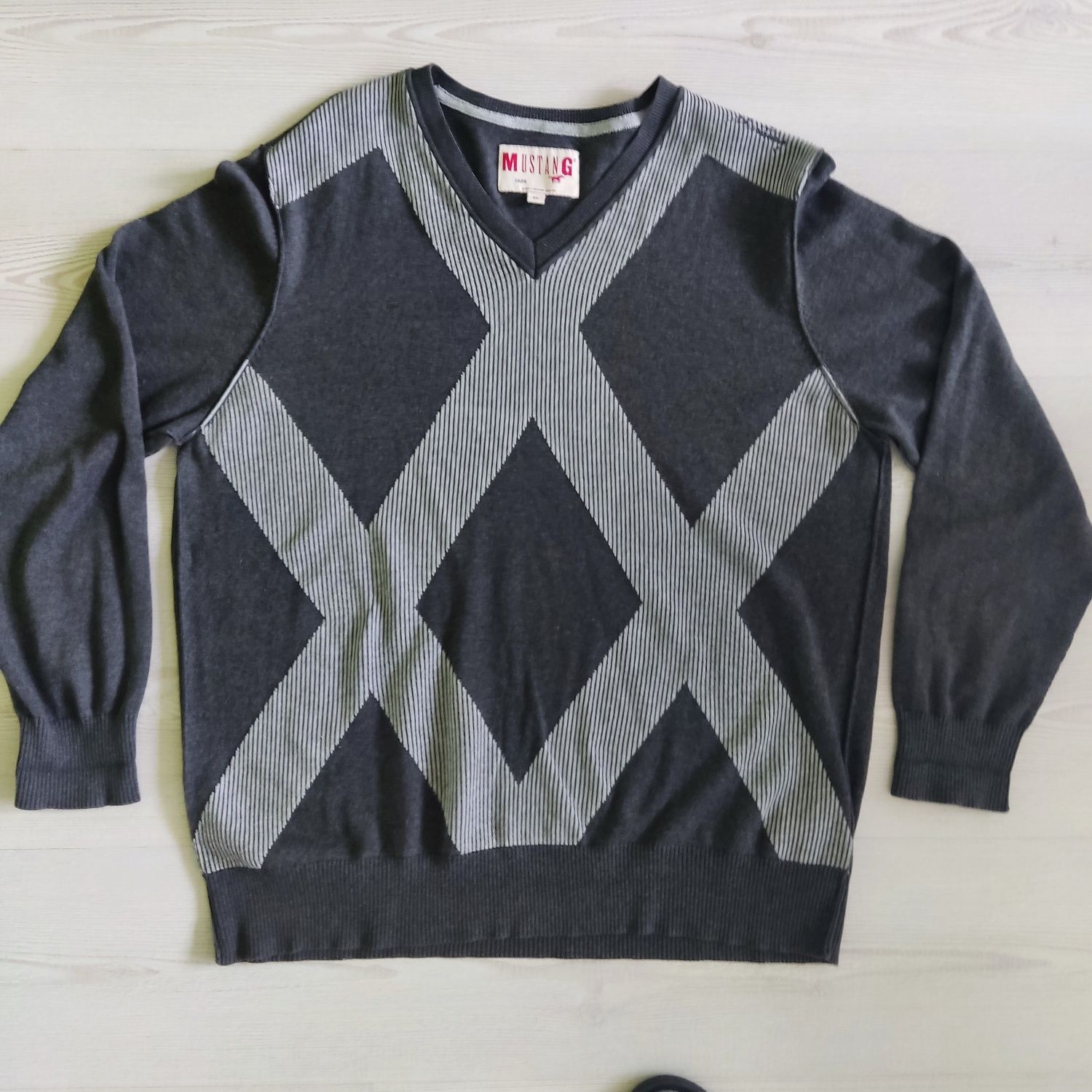 Sweter męski w serek