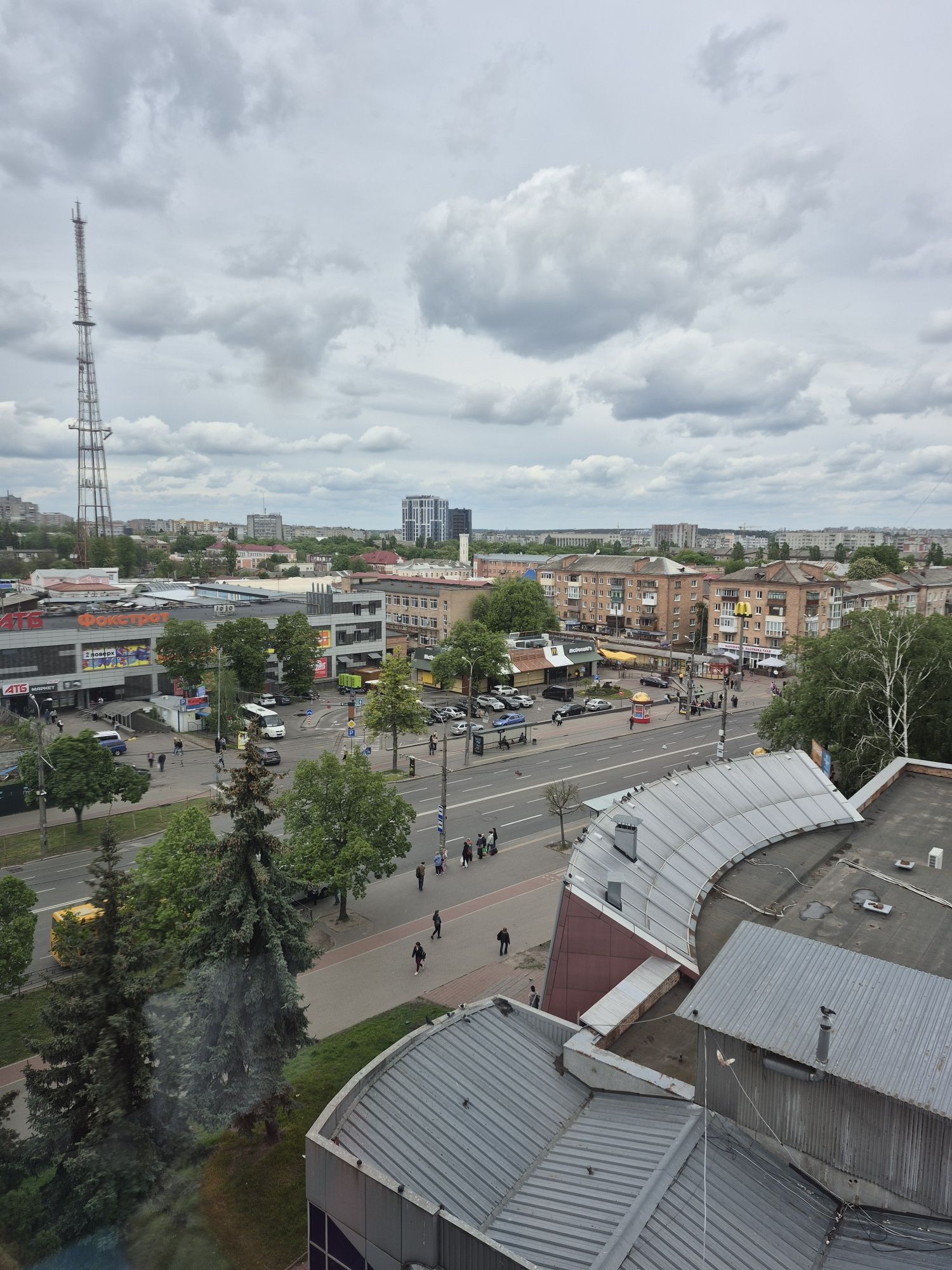Продам трикімнатну квартиру в центрі міста