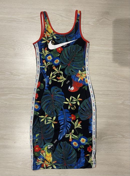 Облигающее платье Nike