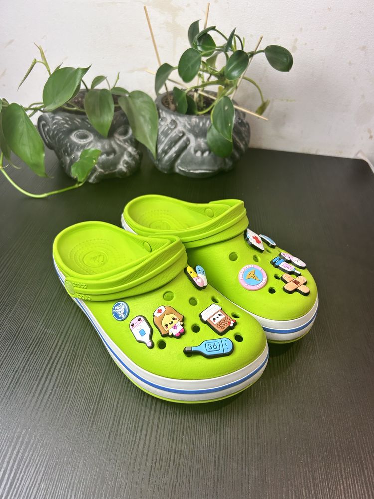 Crocs z przypinkami
