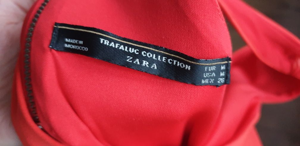 Czerwona sukienka mini z wycięciem na plecach ZARA