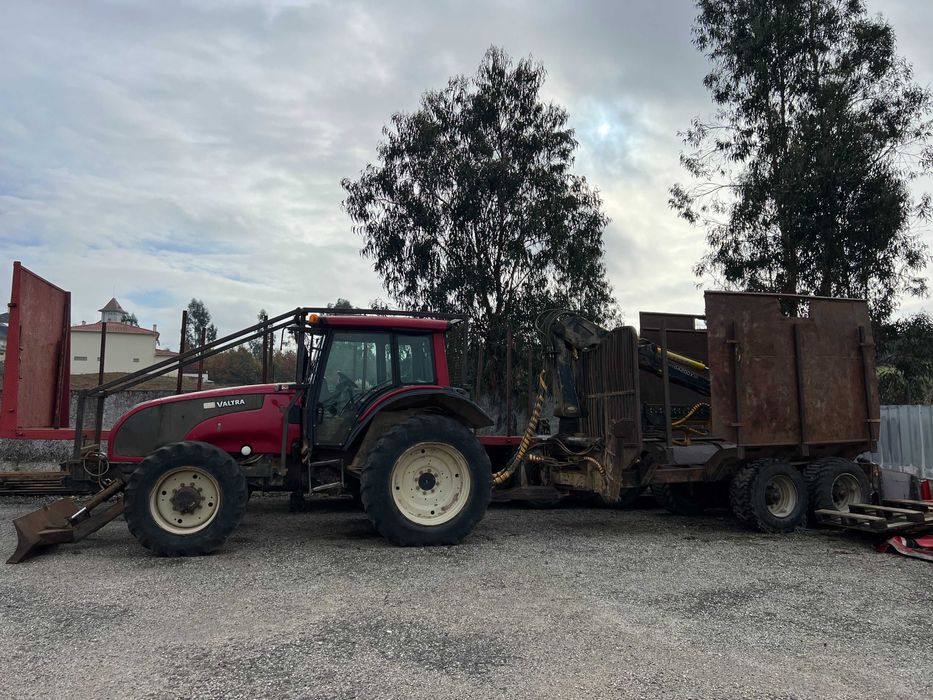 Trator Valtra + reboque