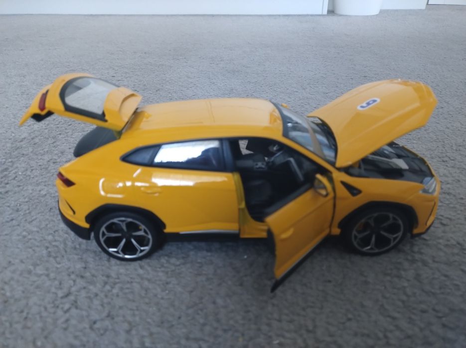 Model burago skala 1/20 Lamborghini Urus