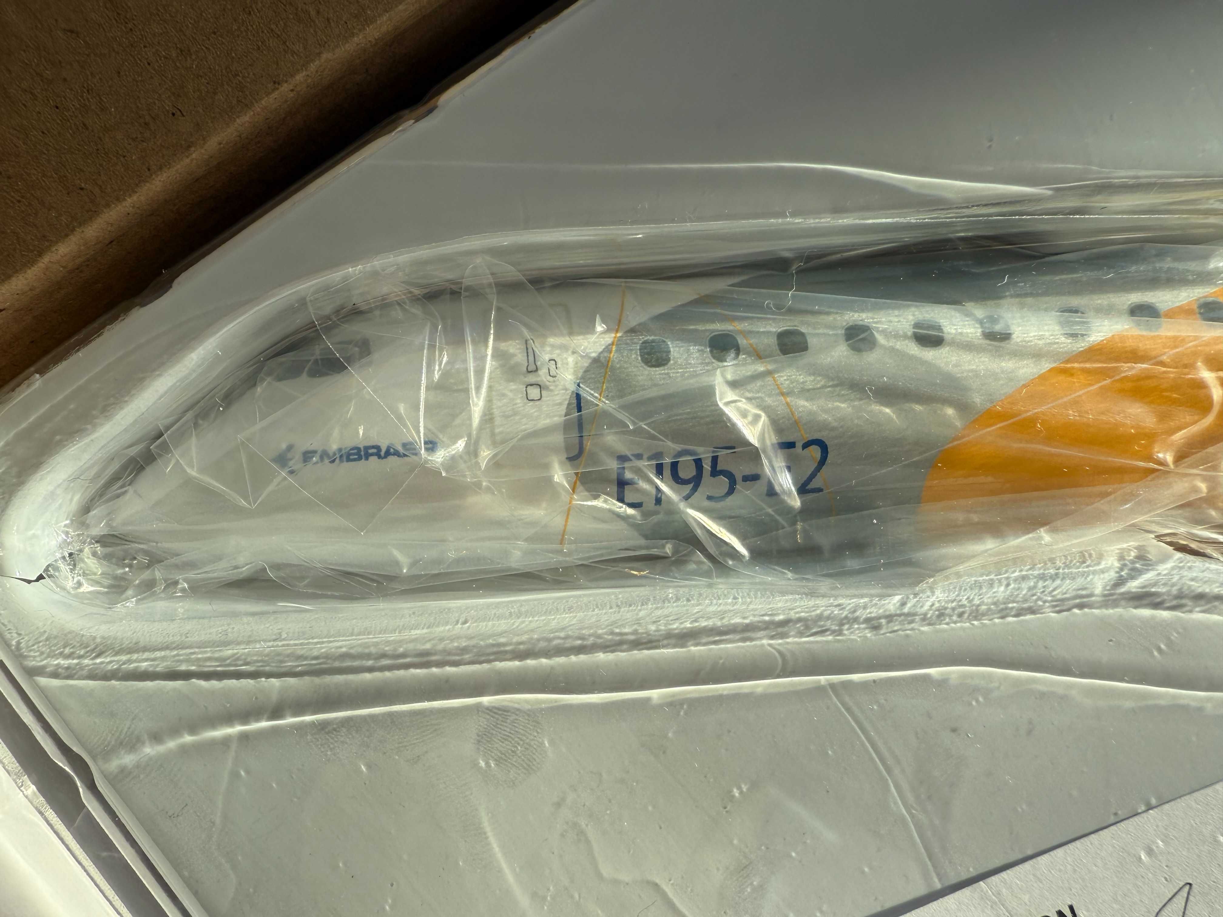 Avião Embraer 190-E2 escala 1/100 41,5cm comprimento, marca LUPA raro