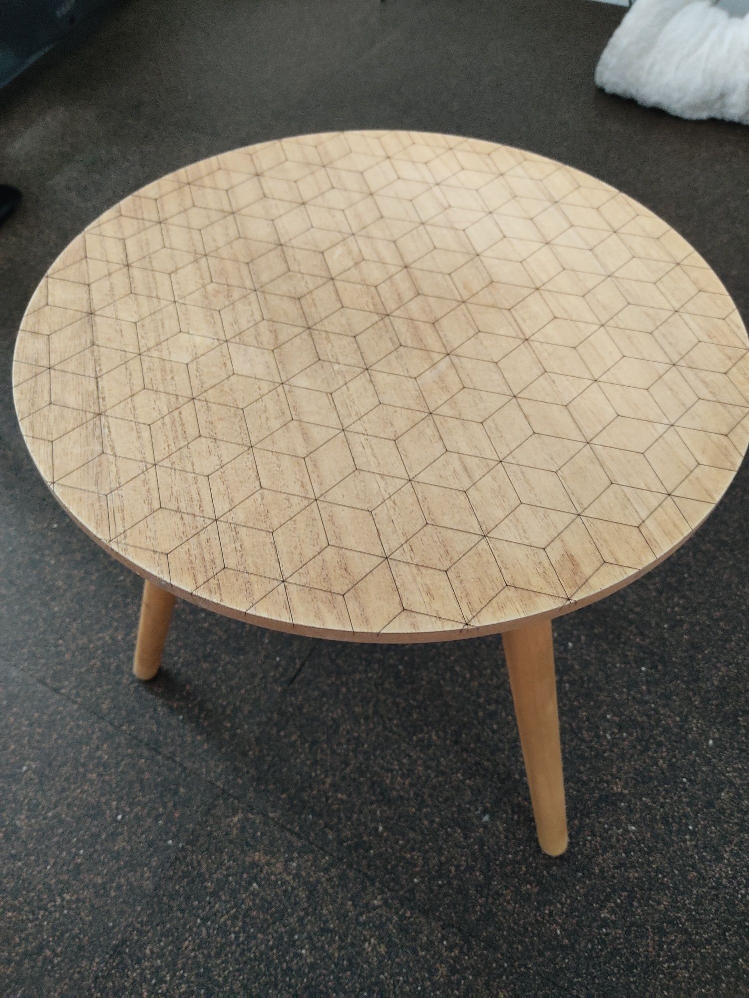 Mesa de cabeceira em contraplacado