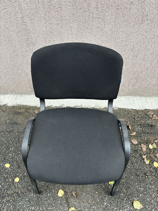 Офісні стільці на ніжках чорні