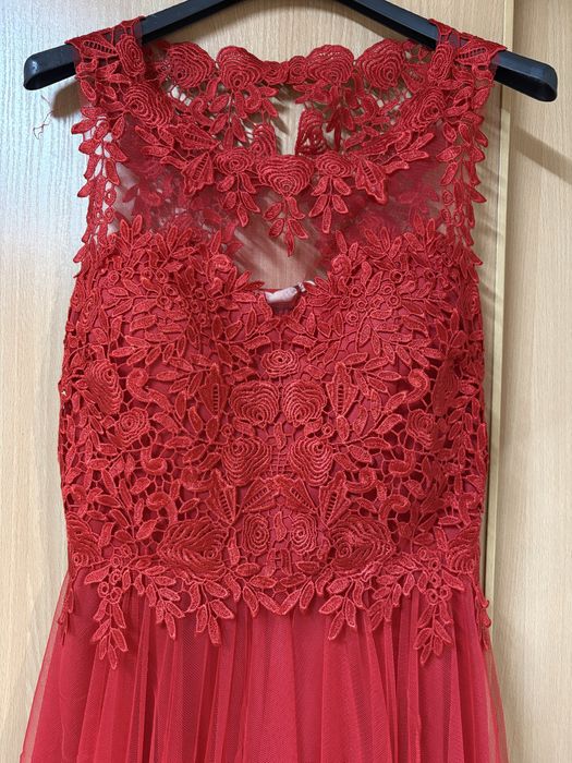 Piekna czerwona sukienka