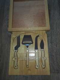 Deska DREWNIANA do krojenia serwowania serów z 4 stalowymi nożami nowa