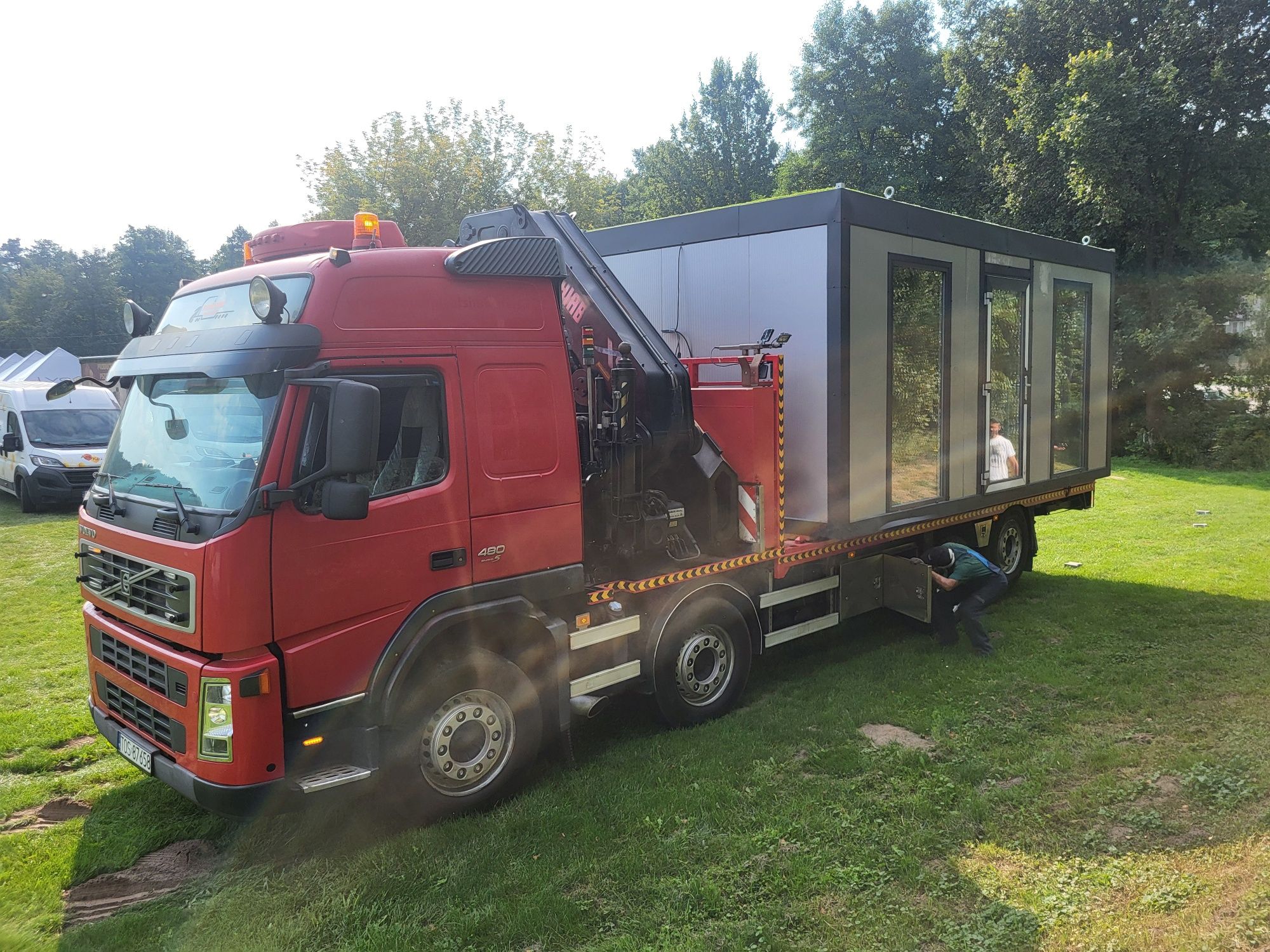 Pomoc drogowa holowanie laweta hds transport aut maszyn i kontenerów.