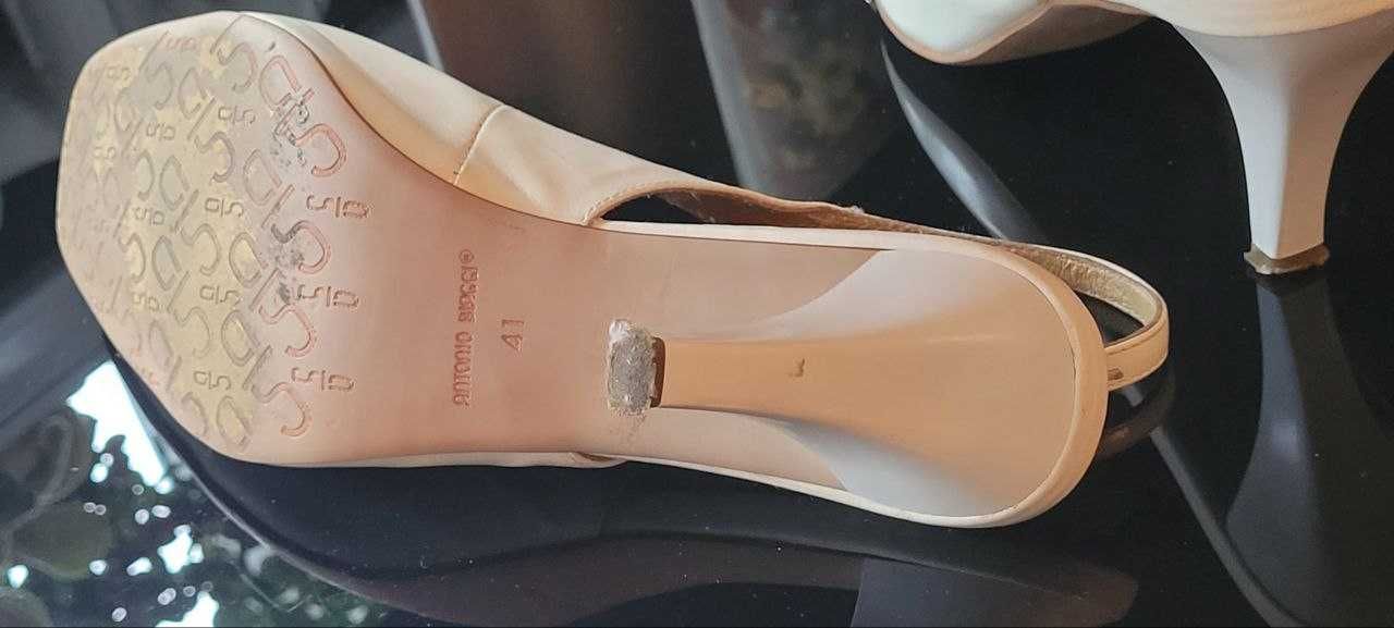 Жіночі босоніжки із закритим носком
