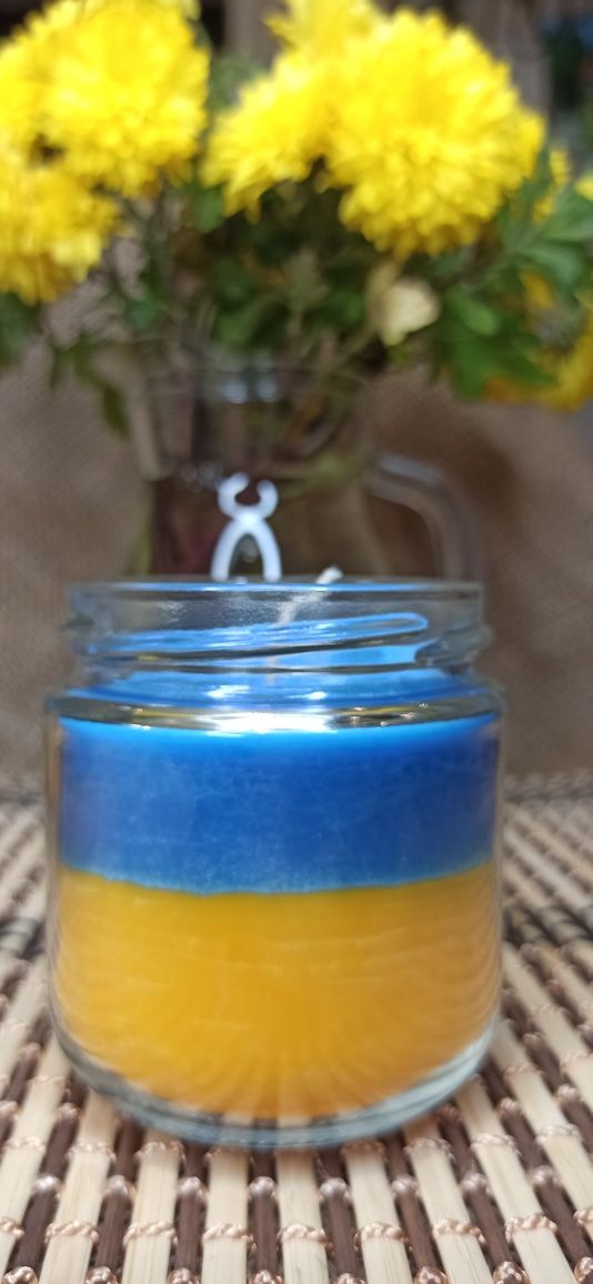 Свічка ароматизована жовто-блакитна в скляній банці