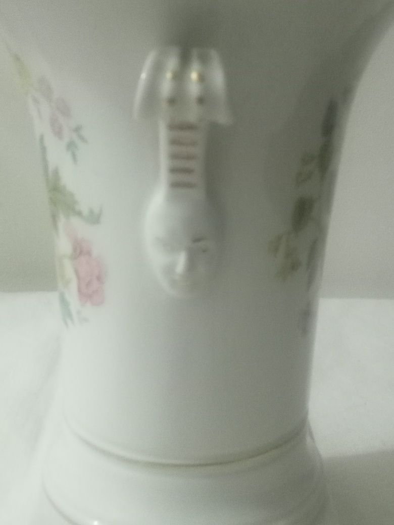 Bela jarra de altar ou outros de porcelana Vista Alegre