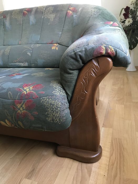 Duża zielona sofa, kanapa w kwiaty drewniane nogi, PRL, vintage