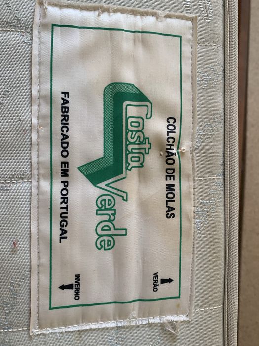 Cama de solteiro completa com mesa de cabeceira