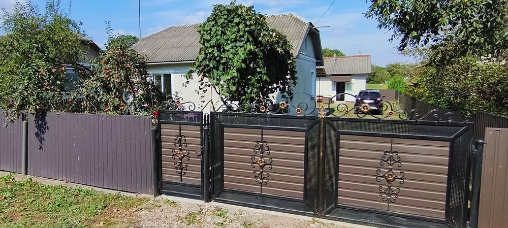 Продається хороший цегляний будинок практично в центрі с.Томашівці