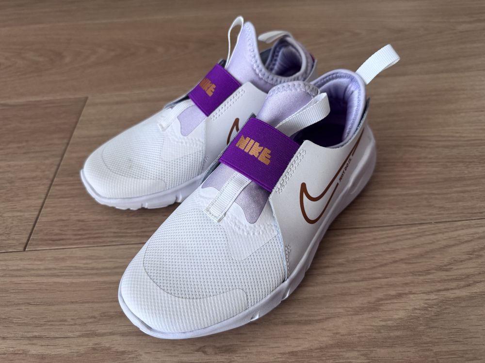Buty dziecięce Nike r. 35, białe