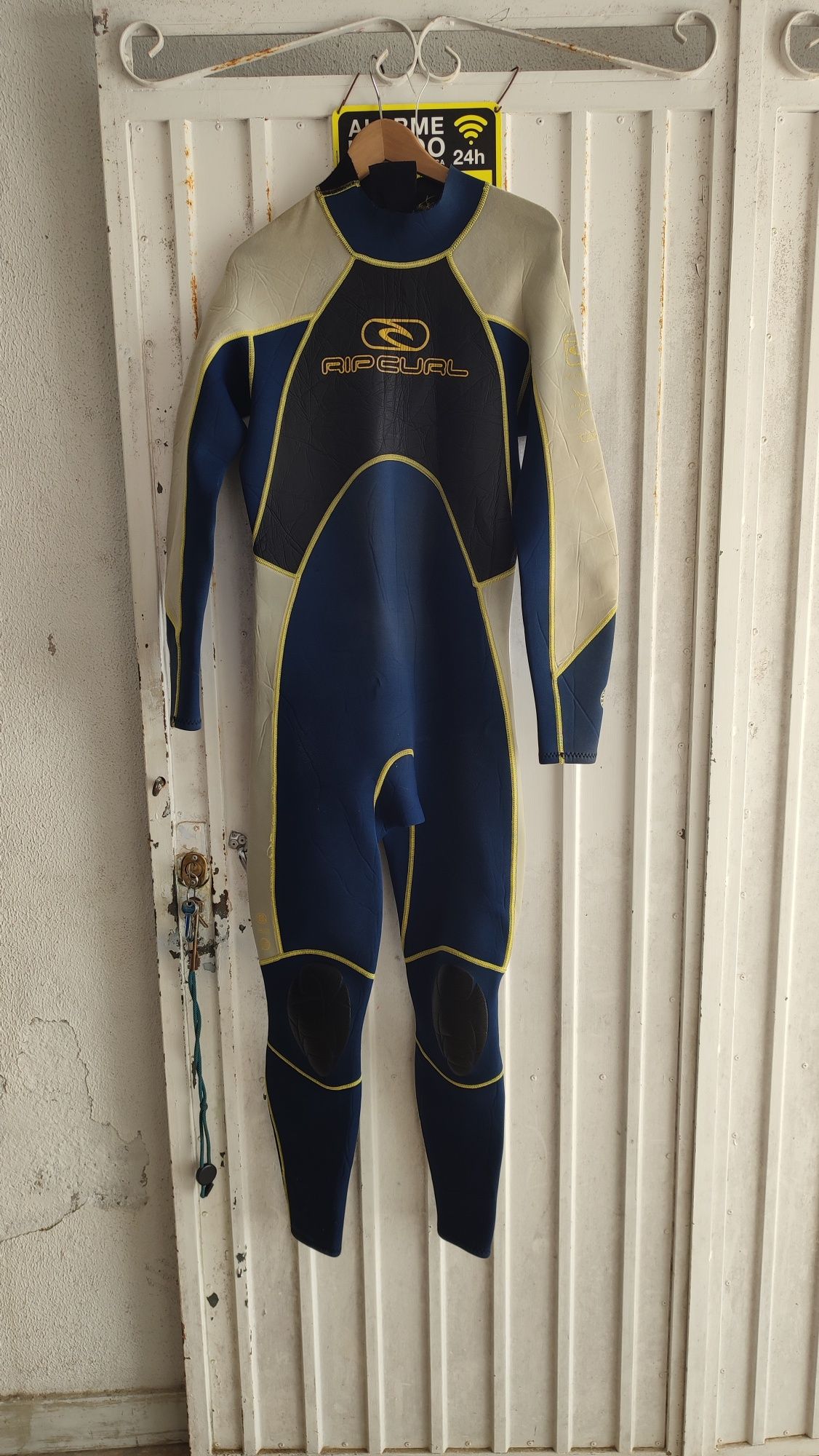 Vendo fato de surf rip curl tamanho XL