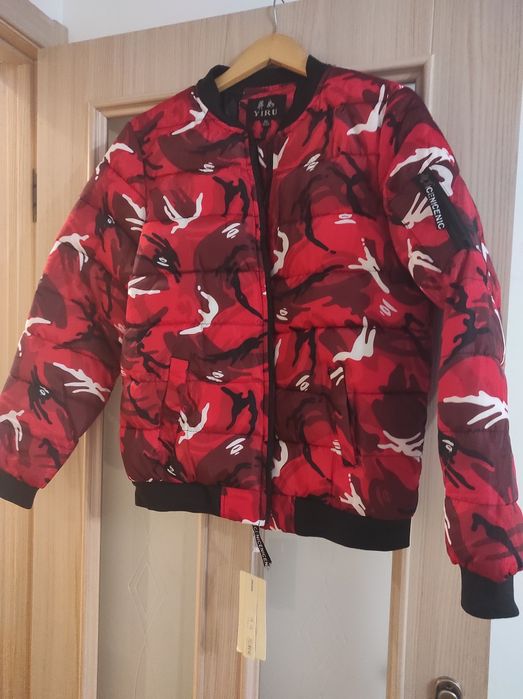Дутая курточка бомбер красного цвета в камуфляжный рисунок