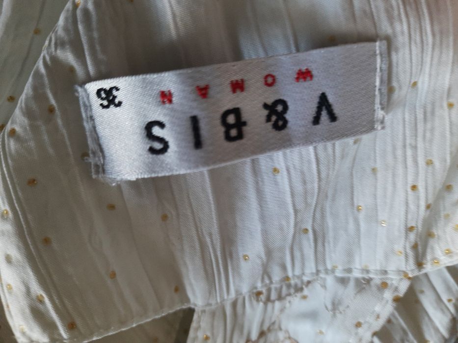 Sprzedam białą sukienkę z elementami subtelnego zlota