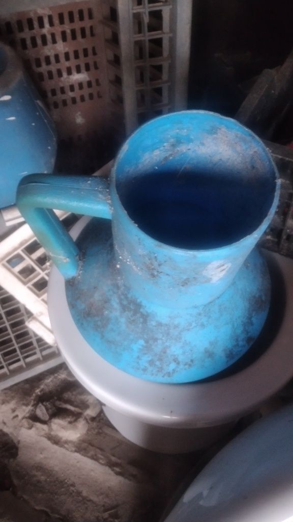 Vendo três canecos de plástico de colocar água 5€ não negociáveis cada