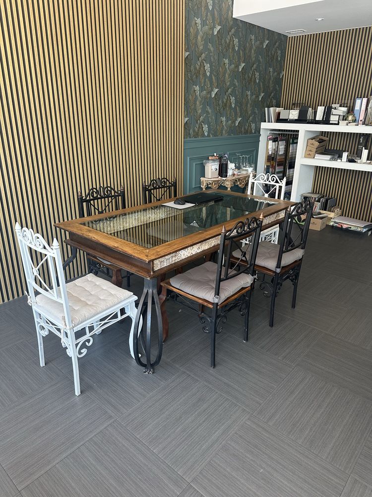 Mesa com  6 cadeiras .