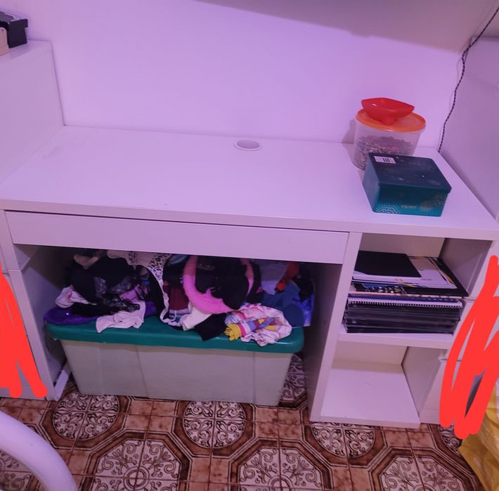 Secretária ikea com marca não entrego