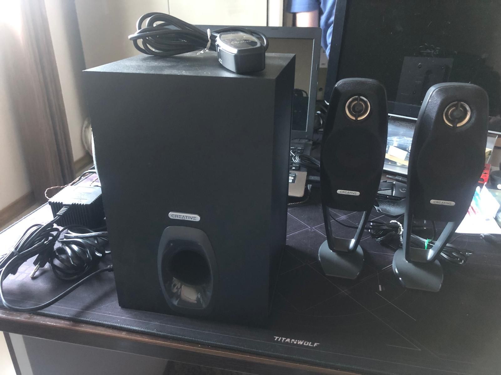 Sistema de som 2.1 para computador