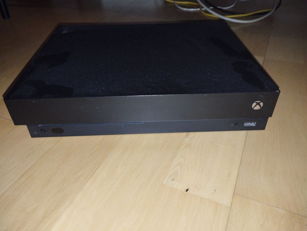 xbox one x 1tb w dodatku gry