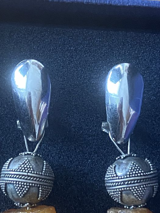 Nietuzinkowe srebrne kolczyki z bursztynem - próba 925