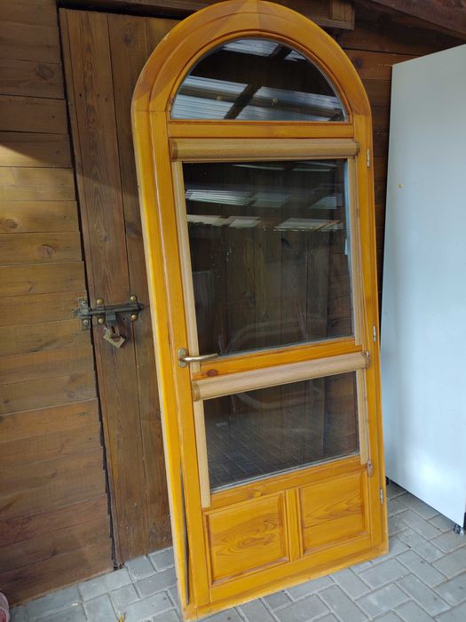 Okna, drzwi tarasowe drewniane.