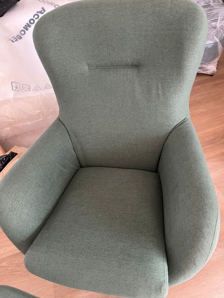 Poltrona verde com posa pés