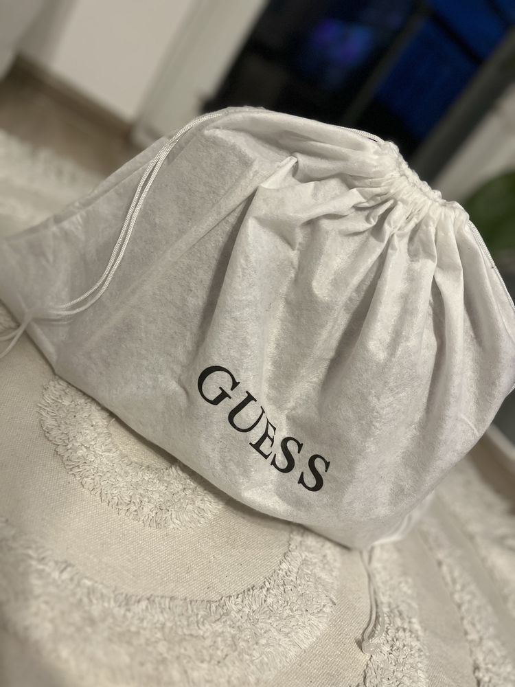 Torebka typu kuferek Guess