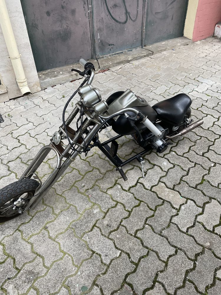 Mini Chopper 49cc com motor de arranque elétrico.