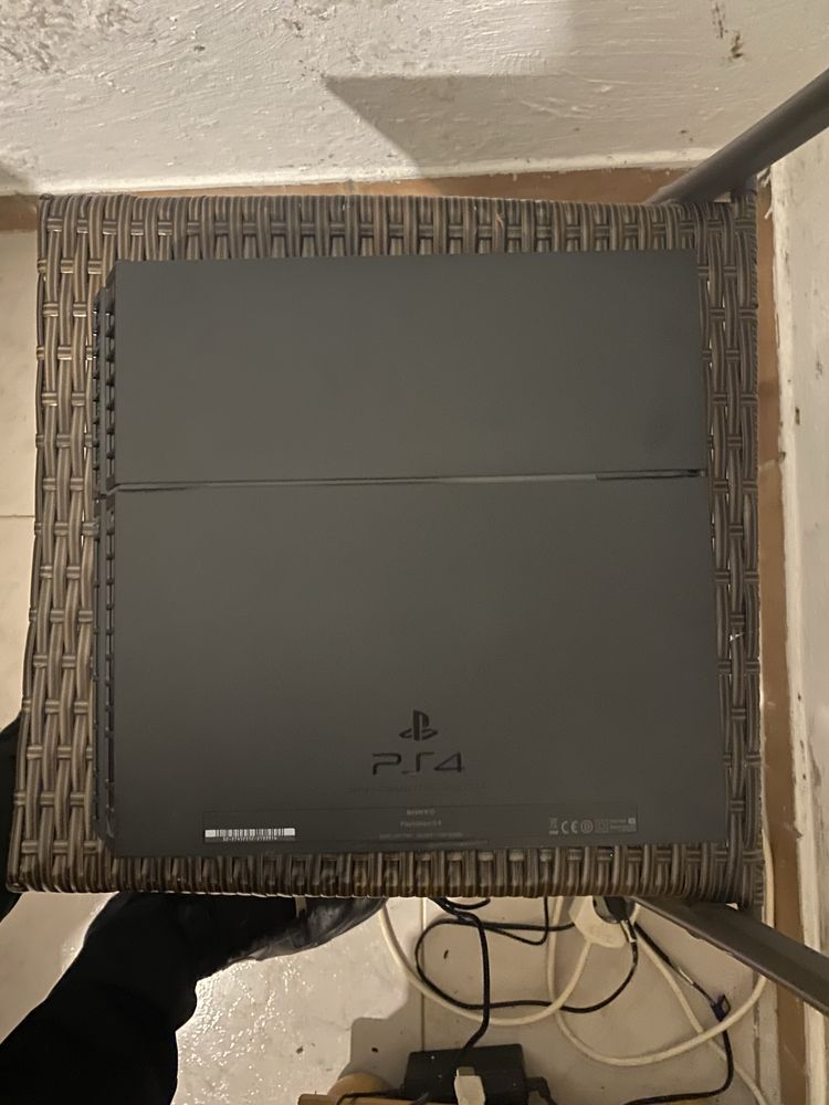 Play 4 TB + 2 jogos + 1 comando